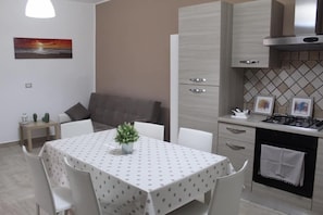 Grand réfrigérateur, four, plaque de cuisson