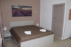 Bureau, lits bébé (gratuits), lits pliants/supplémentaires