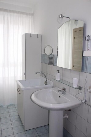 Dusche, Regendusche, kostenlose Toilettenartikel, Haartrockner