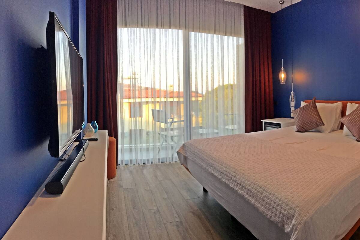 Standard Room | Egyptian cotton sheets, premium bedding, minibar, in-room safe