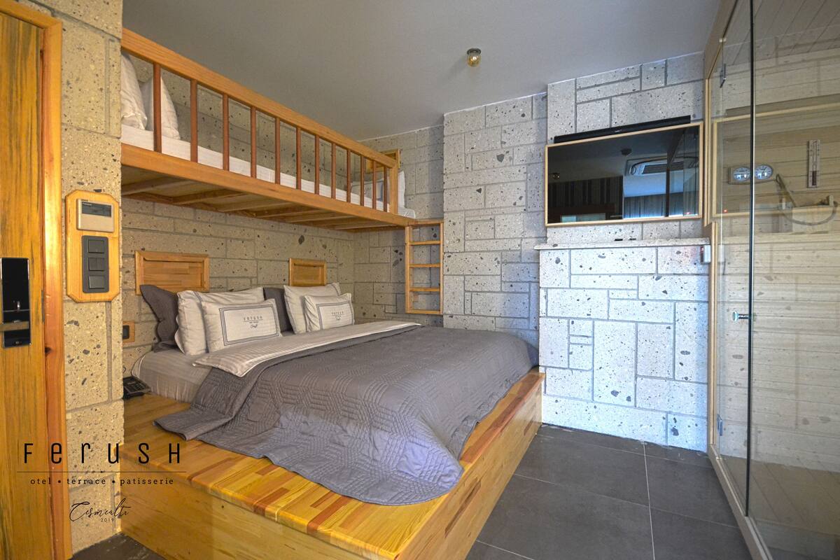 Family Room | Egyptian cotton sheets, premium bedding, minibar, in-room safe