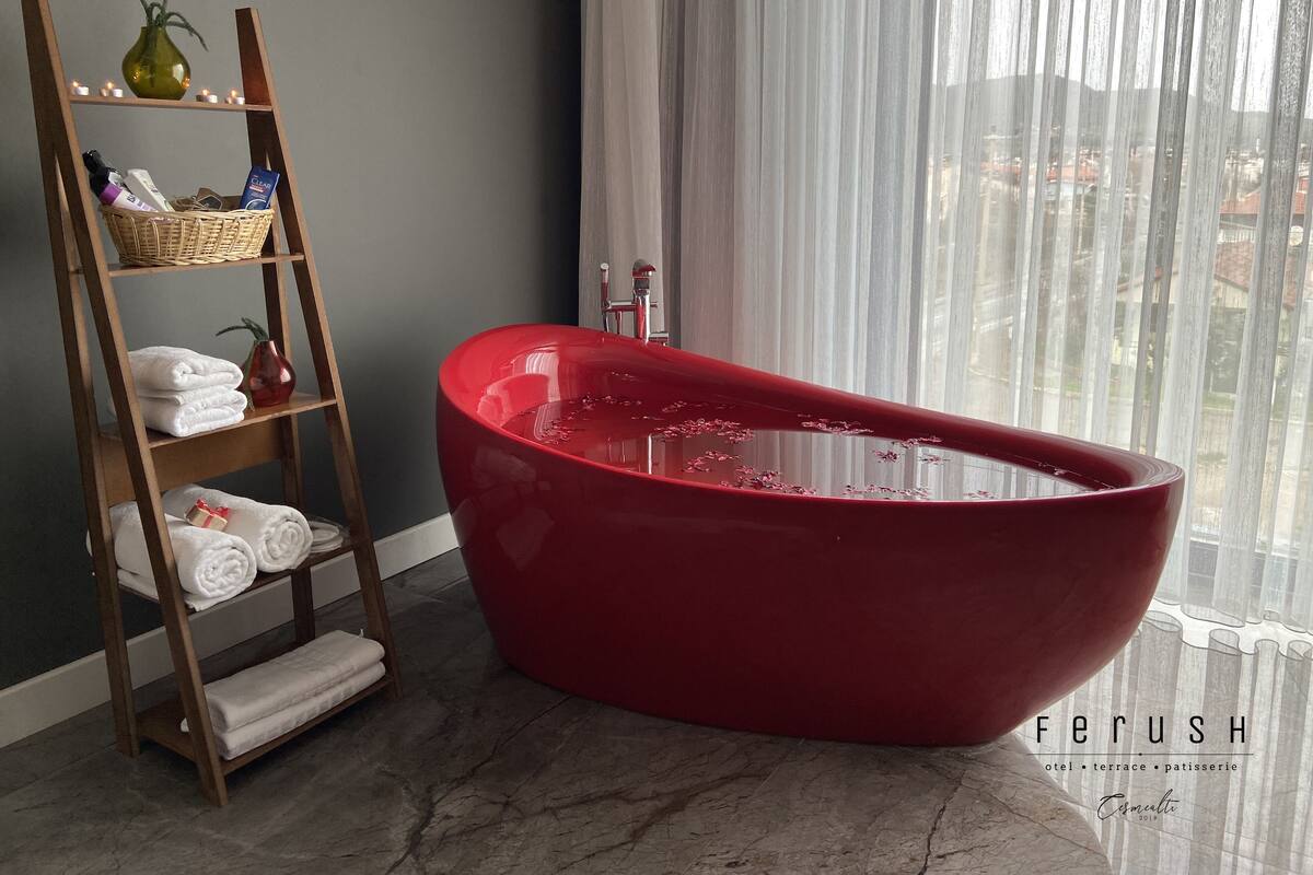 Honeymoon Suite | Private spa tub