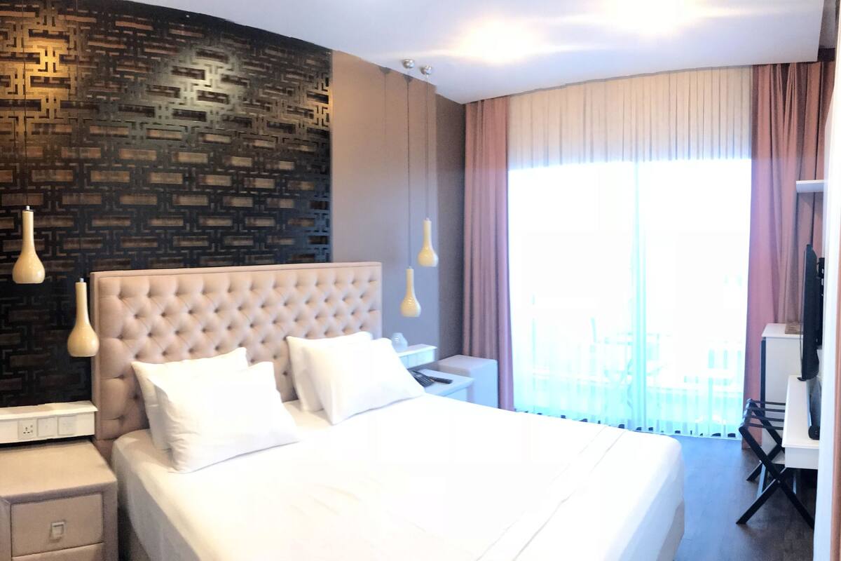 Deluxe Room | Egyptian cotton sheets, premium bedding, minibar, in-room safe