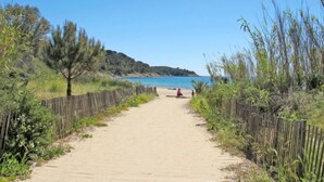 A sandy pathway leading to a beach with a wooden fence on either side. - Kensington by Interhome (La Croix-Valmer)