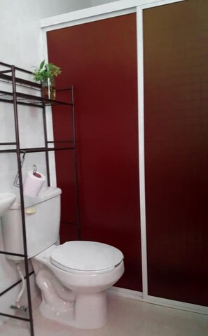 Douche, articles de toilette gratuits, sèche-cheveux