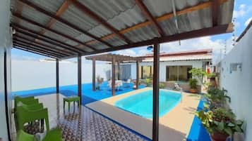 Hồ bơi ngoài trời, ghế dài tắm nắng