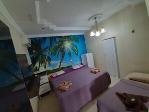 迷你吧、办公桌、免费 WiFi、床单