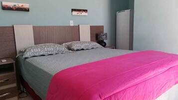 Quarto casal | Frigobar, escrivaninha, Wi-Fi de cortesia, roupa de cama