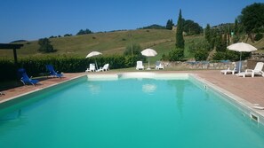 Piscine extérieure (ouverte en saison), parasols de plage