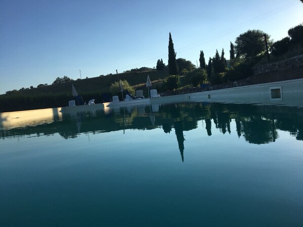 Piscine extérieure (ouverte en saison), parasols de plage