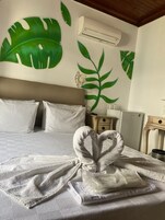 双人房或双床房 | 迷你吧、免费 WiFi