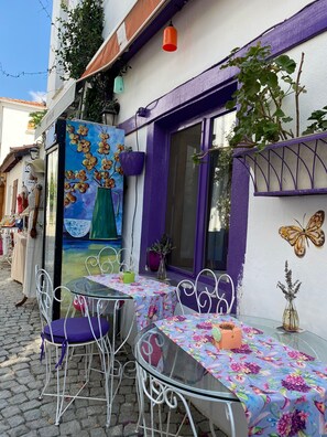 Una televisión de pantalla plana