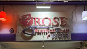 Una escalera conduce a un cuarto con un cartel que dice "ROSE Pansiyon & cafe".