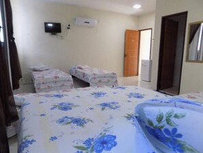 Minibar, tabla de planchar con plancha, wifi gratis y ropa de cama 