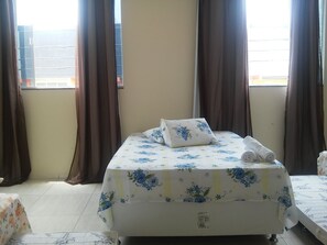 Minibar, tabla de planchar con plancha, wifi gratis y ropa de cama 