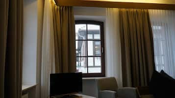 Superior-Dreibettzimmer, eigenes Bad | Fernseher