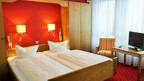 Meja kerja, tempat tidur bayi gratis, dan seprai linen