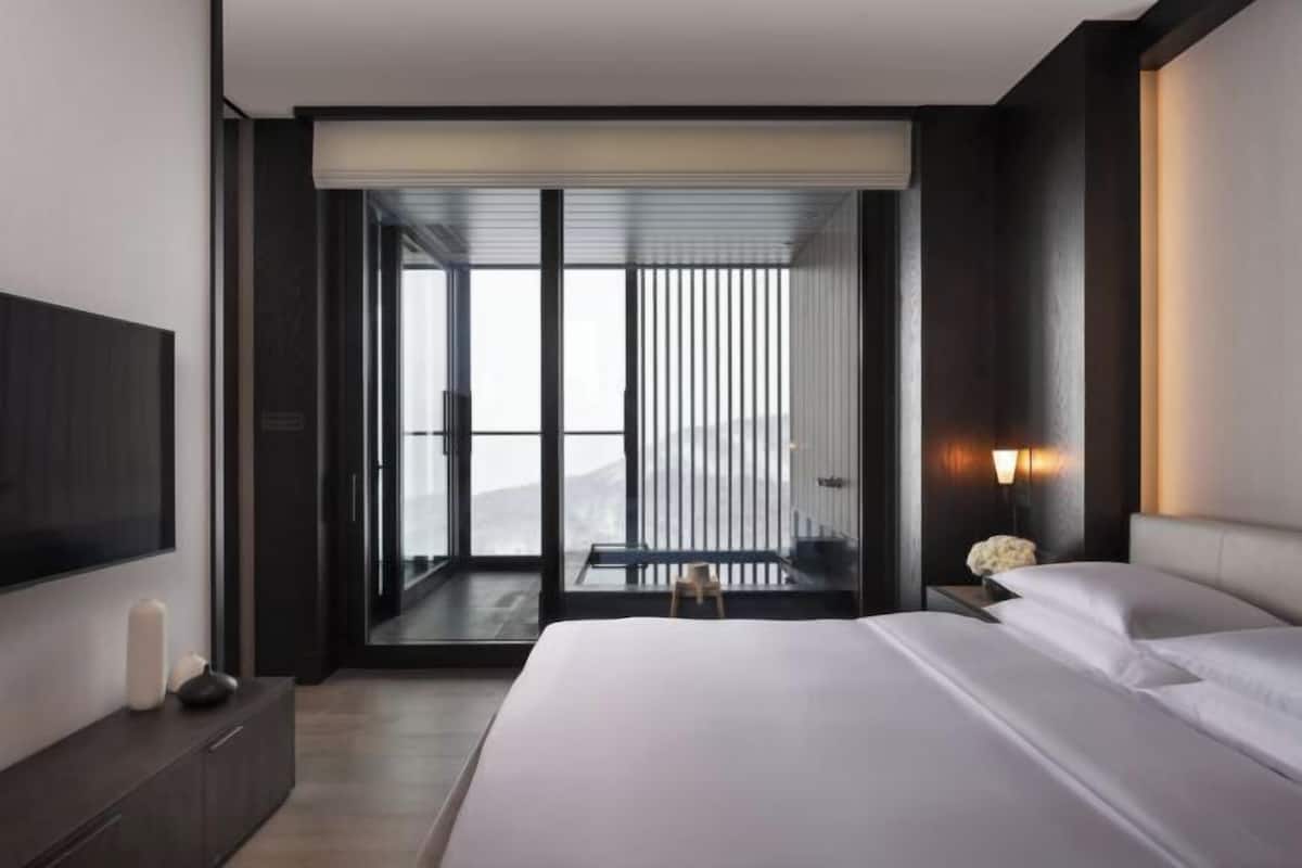 1 bedroom, premium bedding, minibar, in-room safe