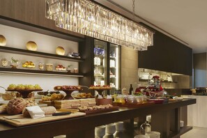 Daily cooked-to-order breakfast (JPY 4500 per person)
