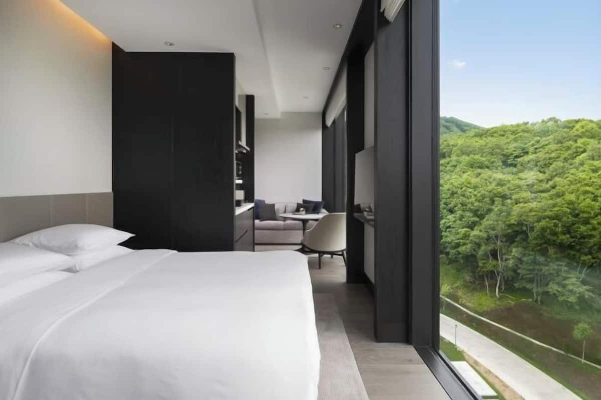 1 bedroom, premium bedding, minibar, in-room safe