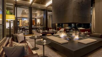 7 restaurants; breakfast, lunch and dinner served