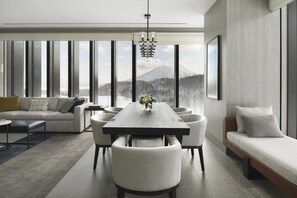Suite Deluks, 1 Tempat Tidur King (Private Onsen) | Ruang keluarga | Televisi layar datar 55-inci dengan saluran TV satelit, TV, dan Netflix