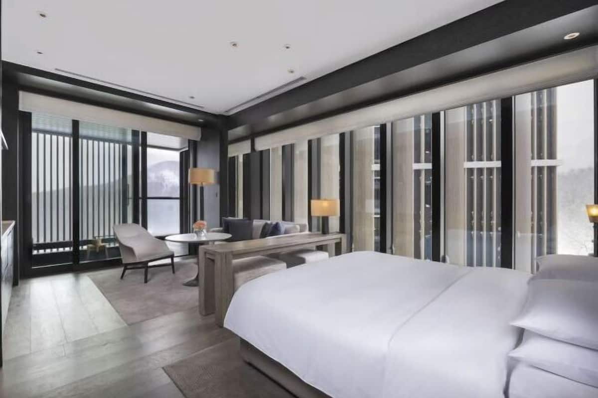1 bedroom, premium bedding, minibar, in-room safe
