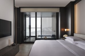 Seprai premium, minibar, brankas, dan meja kerja