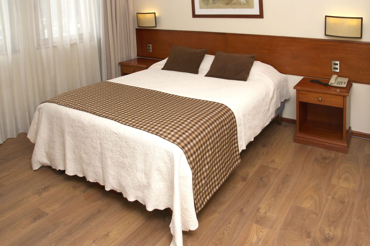 Quarto solteiro standard | Roupas de cama premium, camas Select Comfort, cofres nos quartos