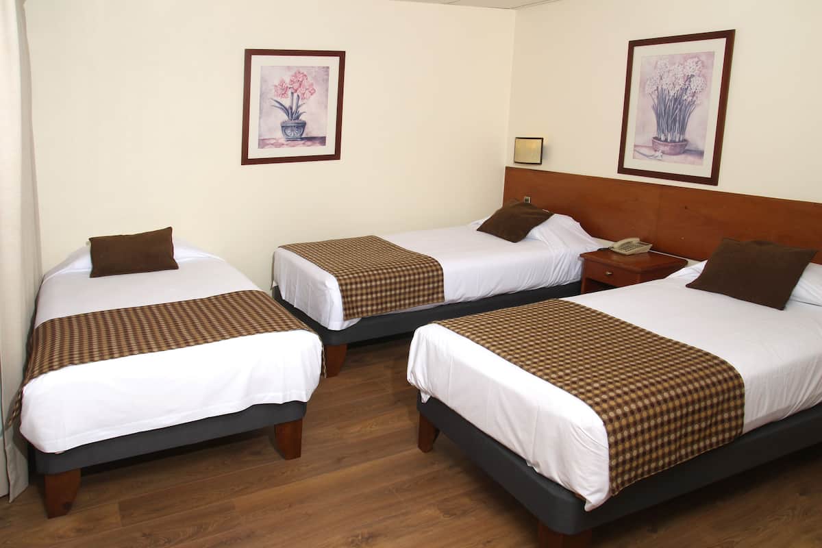 Quarto triplo conforto | Roupas de cama premium, camas Select Comfort, cofres nos quartos