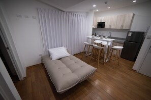 Individually decorated, individually furnished, desk, laptop workspace - Katari Apart Hotel at Qorikancha (Cusco)