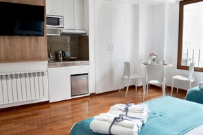 Full-size fridge, microwave, coffee/tea maker, electric kettle