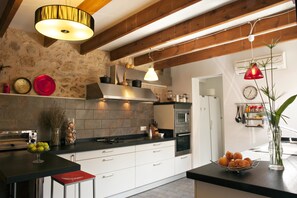 Réfrigérateur, micro-ondes, four, cafetière/bouilloire