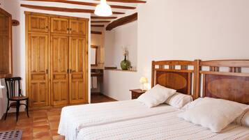 5 bedrooms, iron/ironing board, WiFi, bed sheets