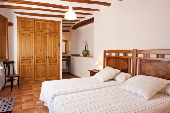 5 chambres, fer et planche à repasser, Wi-Fi, draps fournis