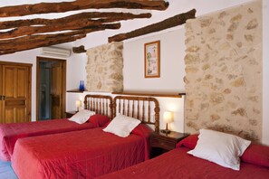 5 bedrooms, iron/ironing board, WiFi, bed sheets