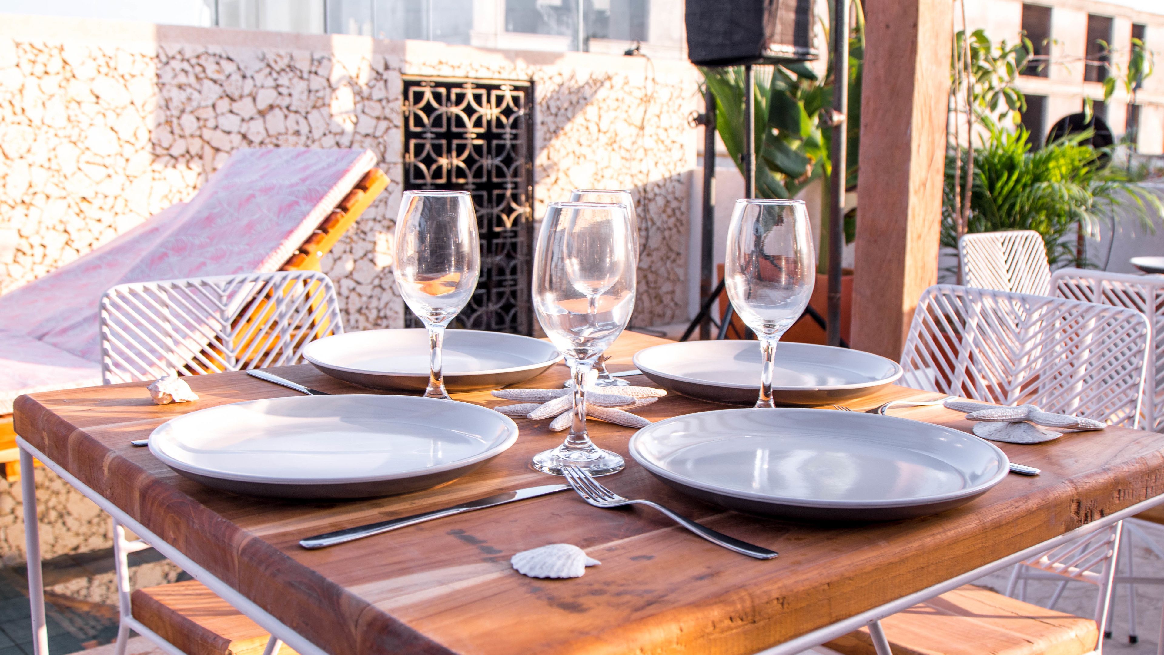 breakfast, lunch, dinner served; international cuisine