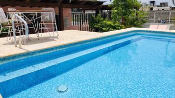 3 piscinas externas, funciona das 6h às 22h, espreguiçadeiras