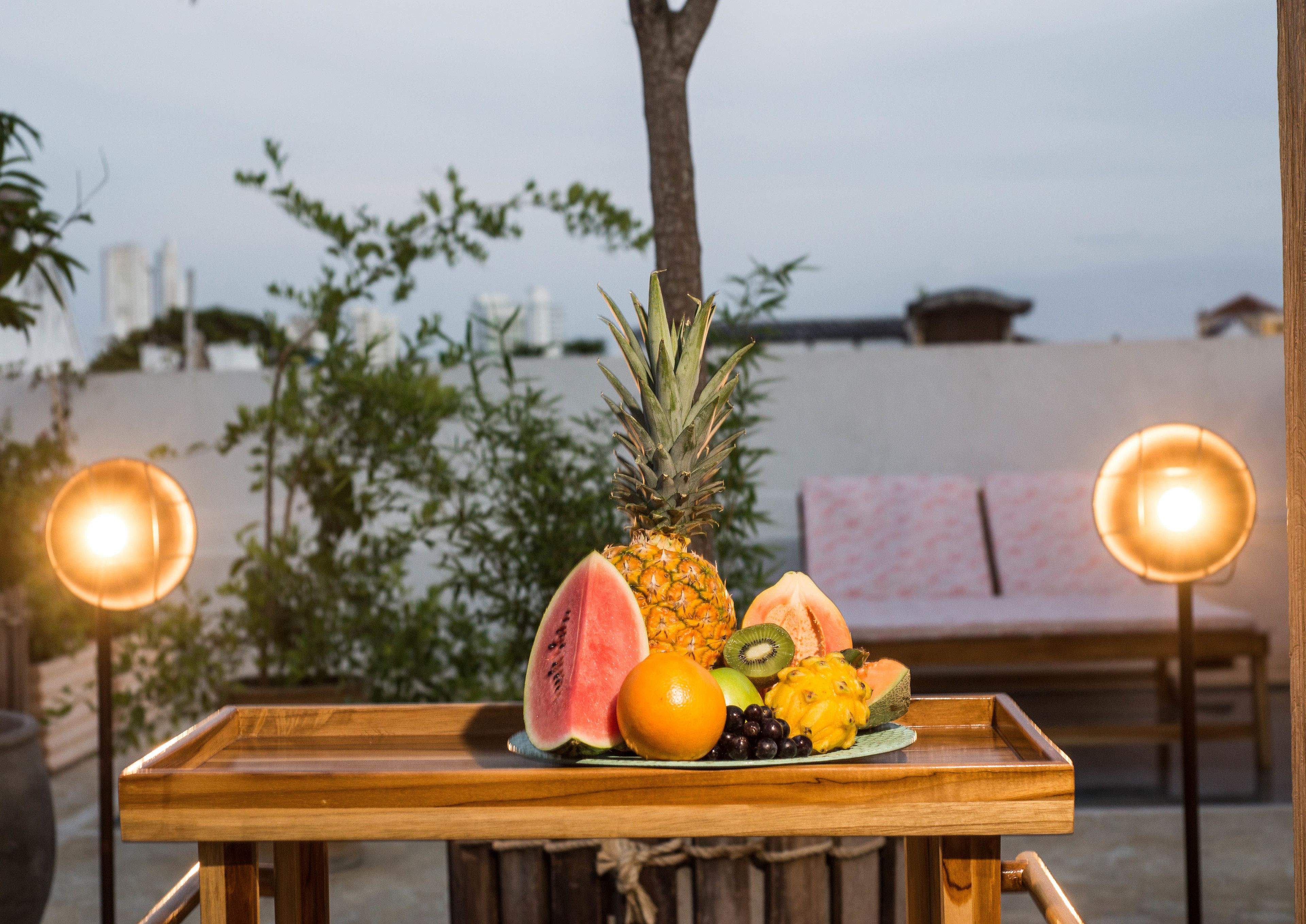 حيث تُقدم وجبات الإفطار، الغداء، العشاء، الأطباق العالمية