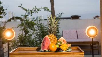 Breakfast, lunch, dinner served; international cuisine