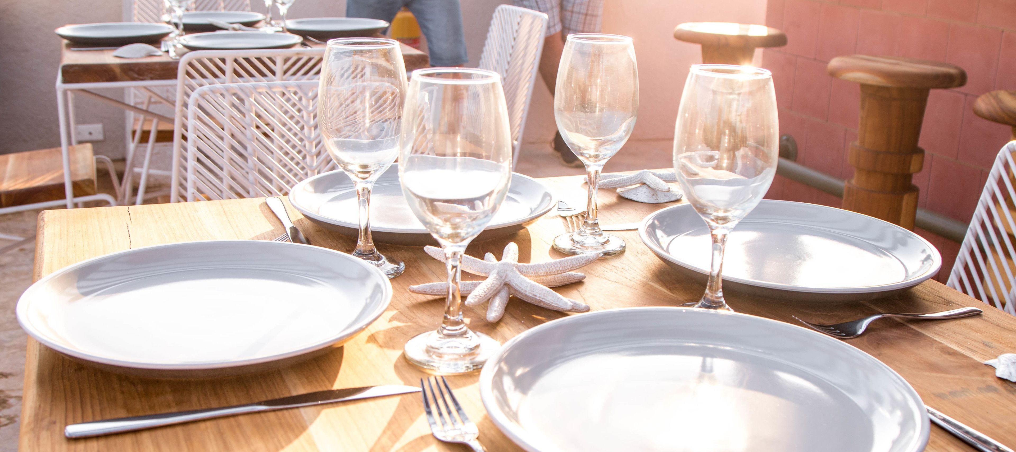 breakfast, lunch, dinner served; international cuisine