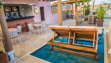 3 piscines extérieures, chaises longues