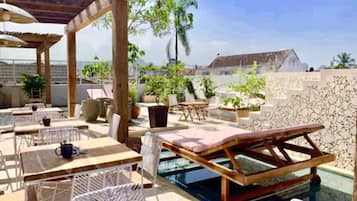 3 piscinas externas, funciona das 6h às 22h, espreguiçadeiras