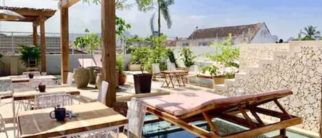 3 outdoor pools, open 6:00 AM to 10:00 PM, pool loungers