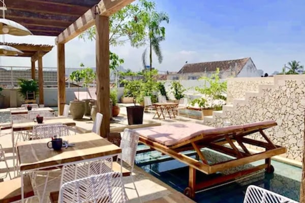 3 albercas al aire libre, acceso de 06:00 a 22:00, y camastros