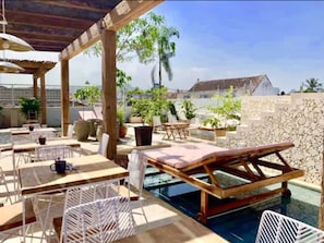 3 outdoor pools, open 6:00 AM to 10:00 PM, sun loungers - Soy Local Insignia (Cartagena)