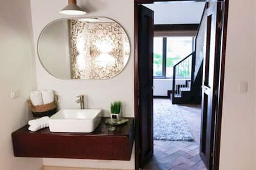 Quarto superior (Colonial) | Banheiro | Chuveiro, chuveiro com efeito de chuva, produtos de toalete grátis