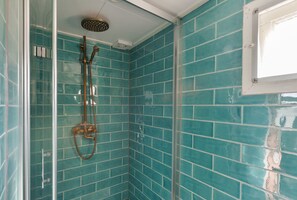 Douche, séchoir à cheveux, serviettes fournies