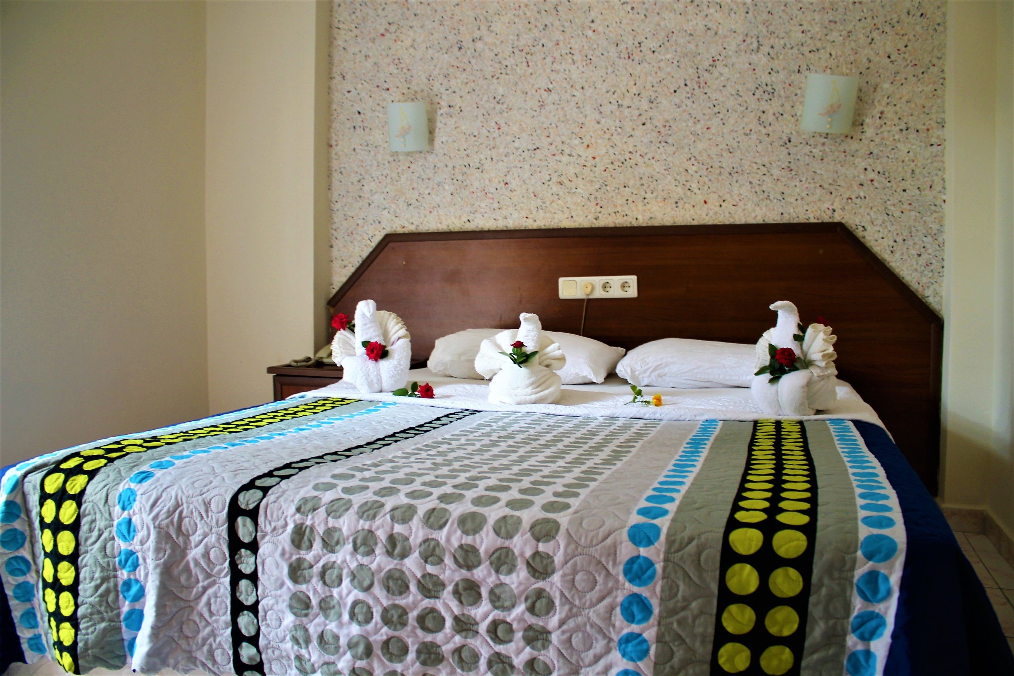 高級寢具、房內夾萬、書桌、熨斗/熨衫板