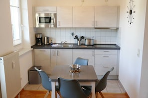 Køleskab, mikrobølgeovn, opvaskemaskine, kaffe-/temaskine